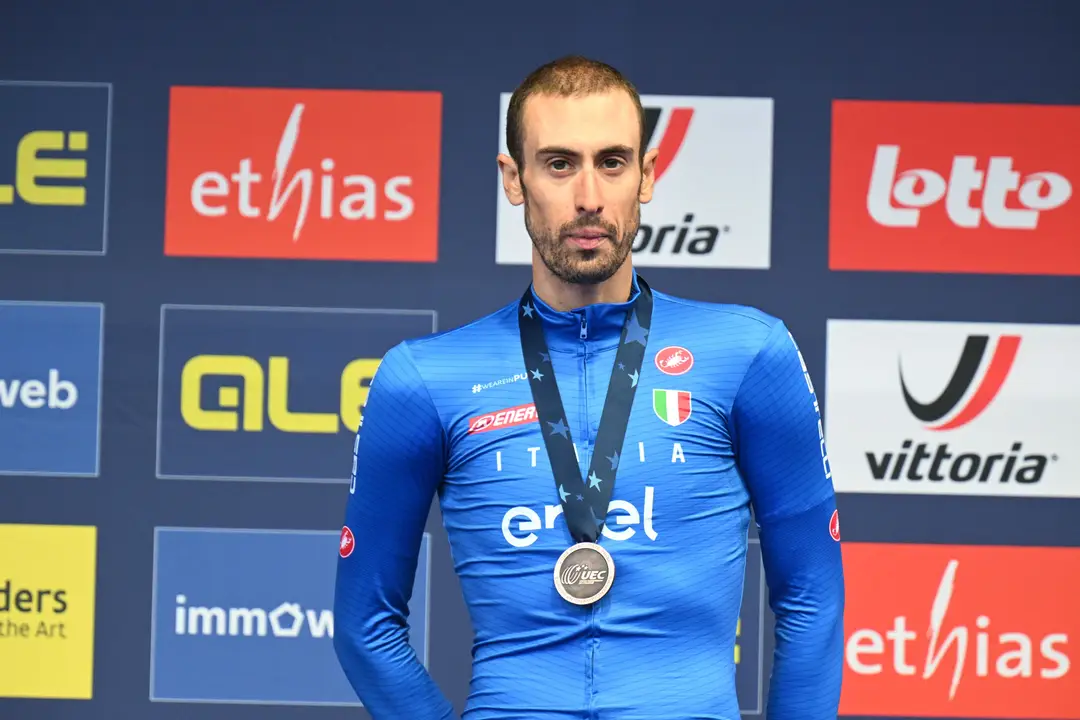 Mattia Cattaneo, en el podio con una medalla colgada al cuello