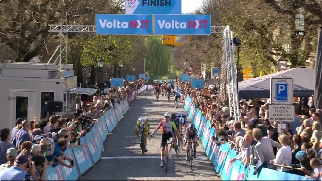Dion Smith, celebrando una victoria con el Intermarché - Wanty