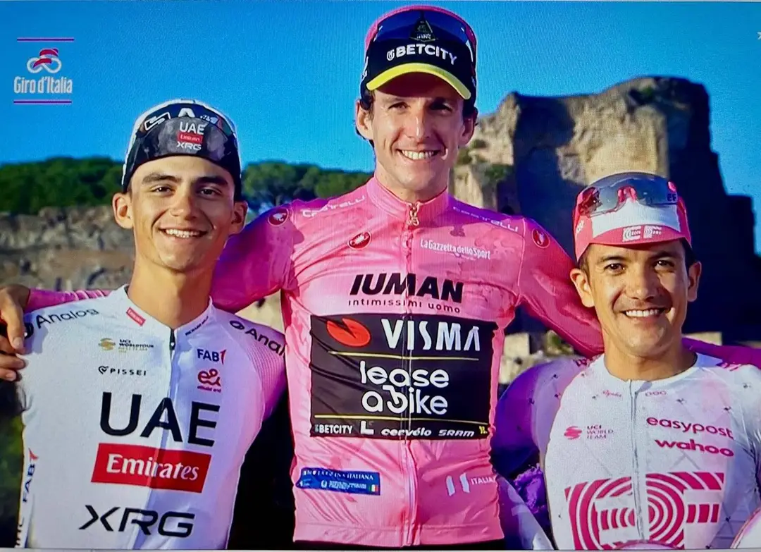 Isaac del Toro (2º), Simon Yates (1º) y Richard Carapaz (3º), el podio final de este Giro de Italia 2025