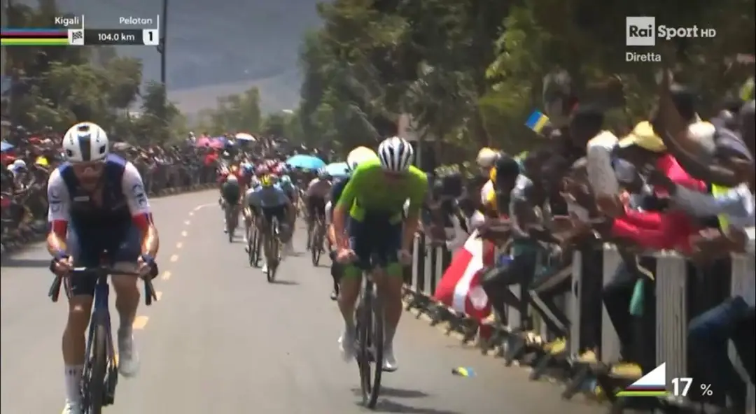 Tadej Pogacar atacó a 104 km de meta en el Mundial