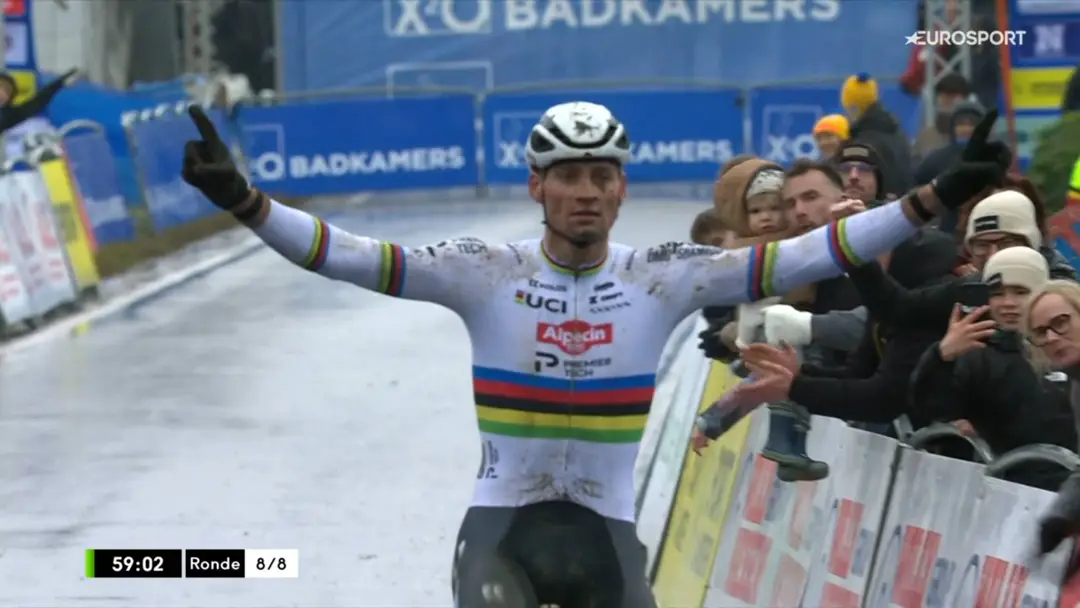 Mathieu van der Poel, celebrando su victoria en el GP Sven Nys Baal 2026
