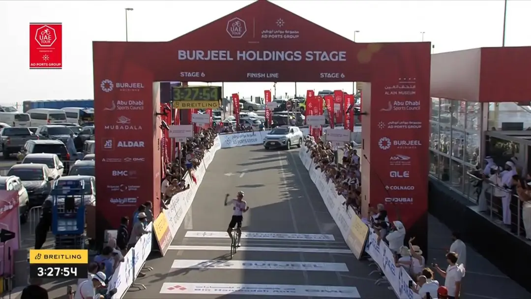 Isaac del Toro celebra su victoria en la etapa 6 del UAE Tour 2026