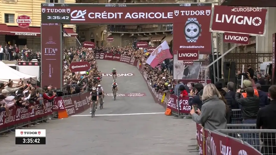Esprint final de la Strade Bianche Femenina 2026, ganado por Chabbey