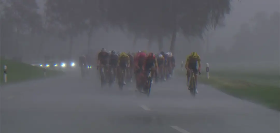 La lluvia azotó al pelotón con un fuerte viento cruzado. En esas condiciones, costaba reconocer a los corredores.