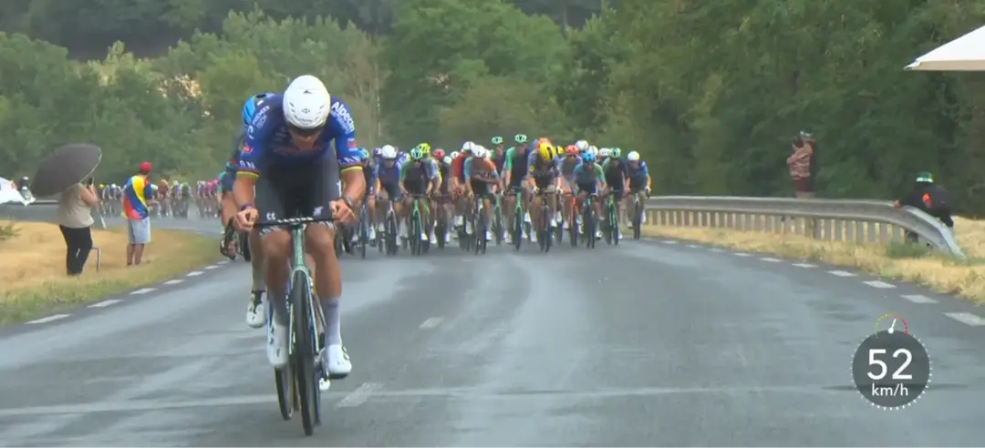 Mathieu van der Poel y Valentin Paret-Peintre fueron los primeros en atacar desde el pelotón, abriendo rápidamente un pequeño hueco sobre el grupo.
