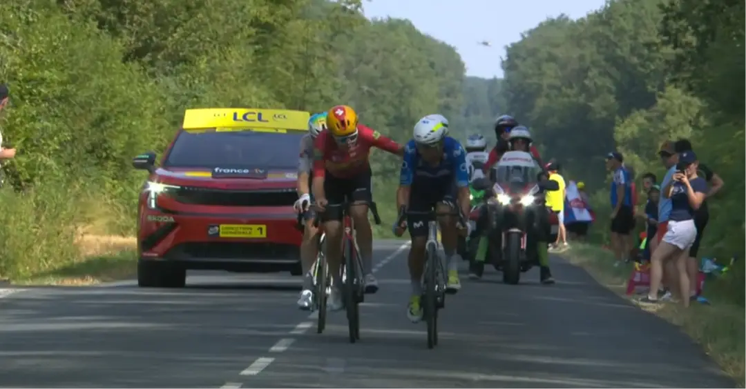 Nelson Oliveira, Anthon Charmig y Mathis Le Berre llevaron el peso de la escapada durante la mayor parte de la etapa. Julian Alaphilippe también estuvo en la fuga, pero cedió en la última cota del día antes de ser absorbido por el pelotón.