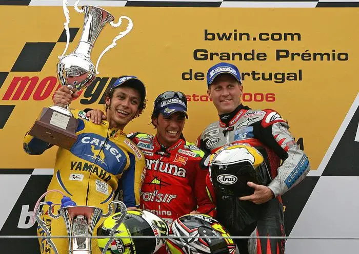 Valentino Rossi e Toni Elias sul podio dell'Estoril 2006