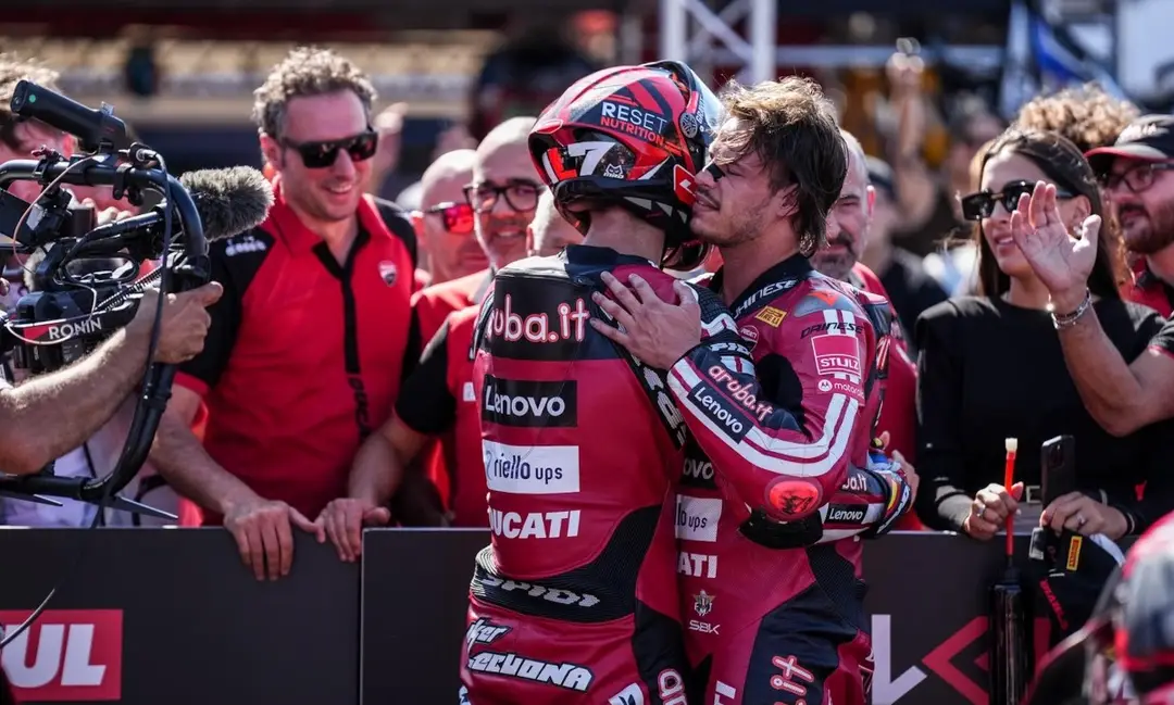 Superbike Donington: Race 2 final embrace between Nicolò Bulega and Iker Lecuona