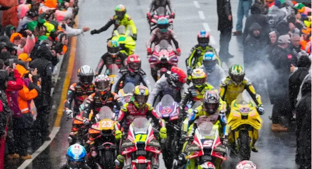 Cosa resta? Il giro esibizione per il pubblico rimasto in attesa sotto il diluvio