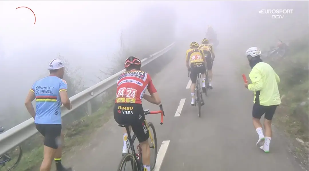 O momento em que Roglic atacou o seu próprio colega de equipa, Sepp Kuss, líder da corrida, no Angliru, mas Vingegaard "mordeu-lhe" a roda numa demonstração de autoridade