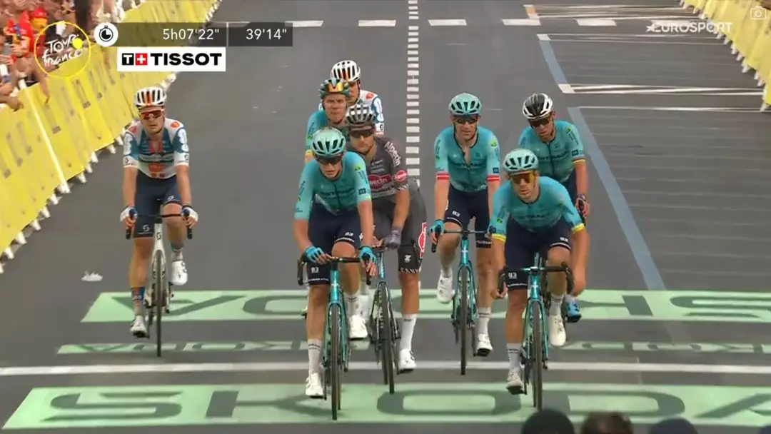O momento em que Cavendish e Jakobsen, dois sprinters presentes no Tour, passam a linha de meta