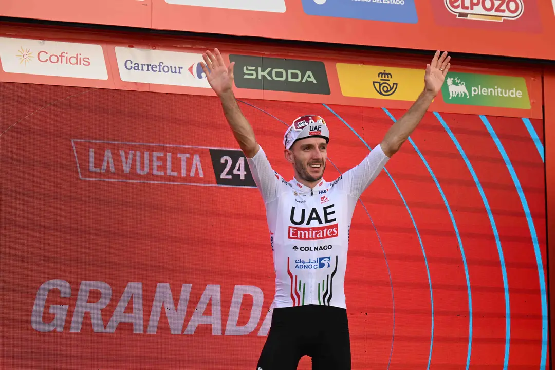 Adam Yates está a dar cartas no seu papel de apoio a Tadej Pogacar