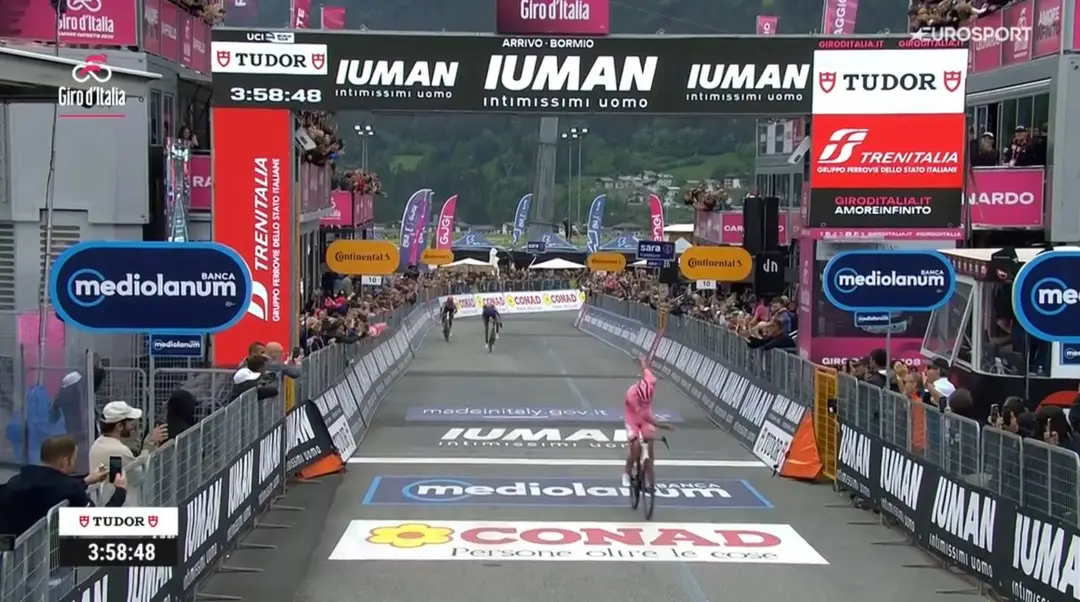 Del Toro vence a etapa, com Bardet ao fundo na luta pelo 2º lugar com Richard Carapaz.