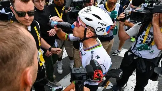 A bebida de cereja que vemos sempre Pogacar a tomar após uma etapa de montanha. Foto: Gazzetta dello Sport
