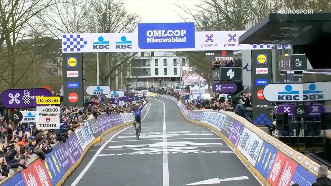 Van der Poel estreou-se na Omloop e venceu com autoridade