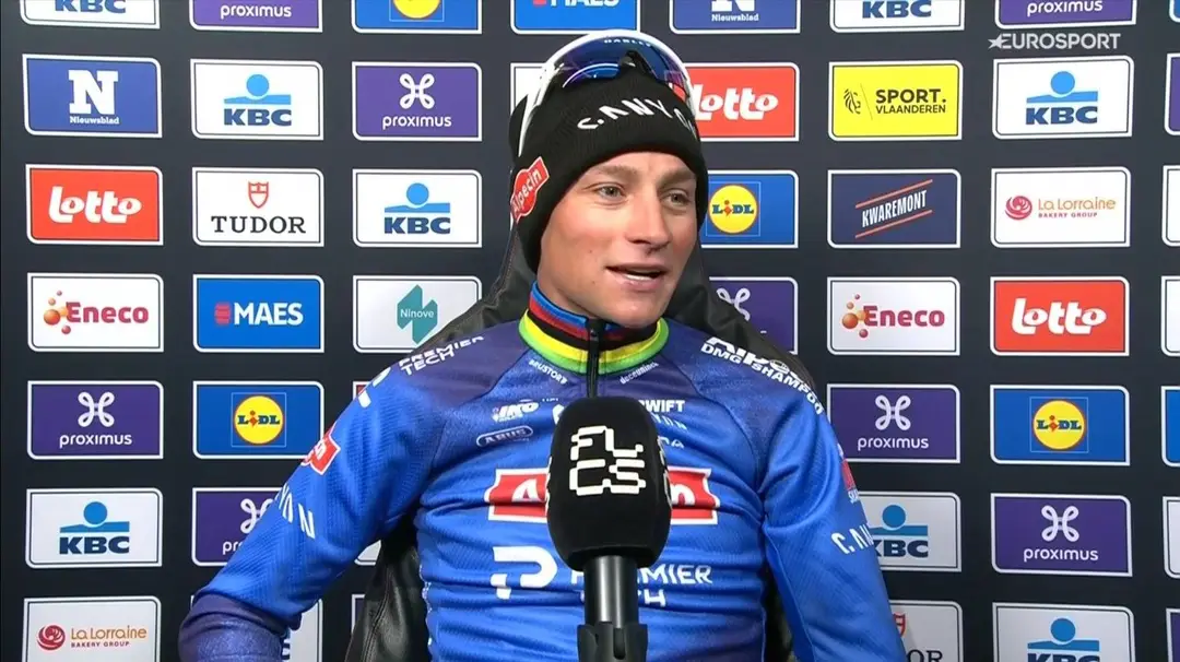 Mathieu van der Poel fala aos media após vencer a Omloop Het Nieuwsblad 2026