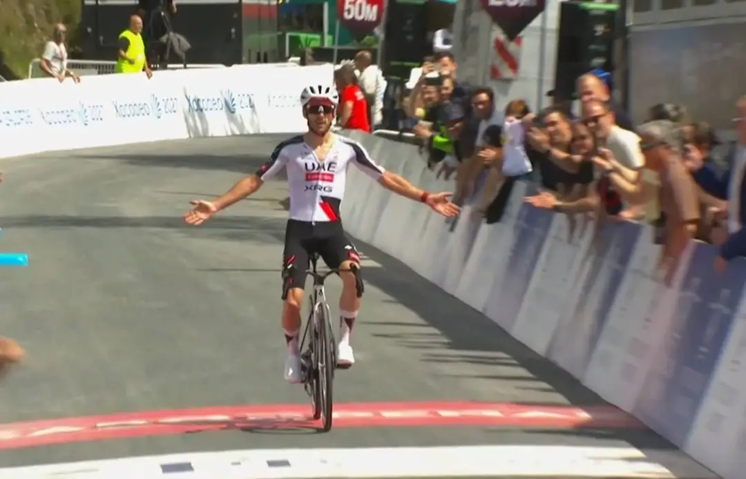 Adam Yates wins stage 4 of O Gran Camiño 2026.