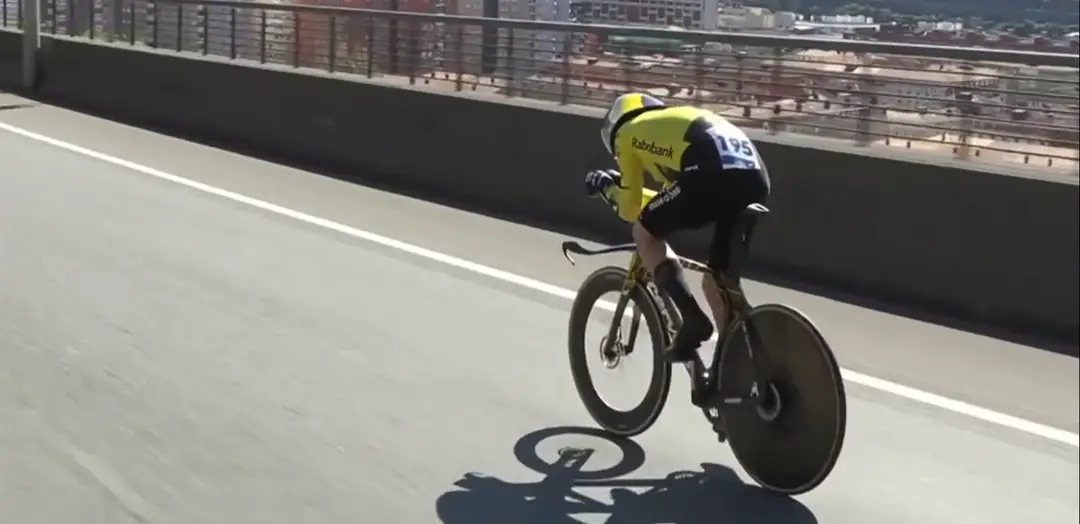 Steven Kruijswijk flying in Bilbao