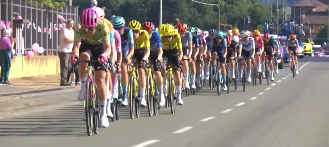 EF Education-EasyPost e NSN Pro Cycling Team a conduzirem o pelotão