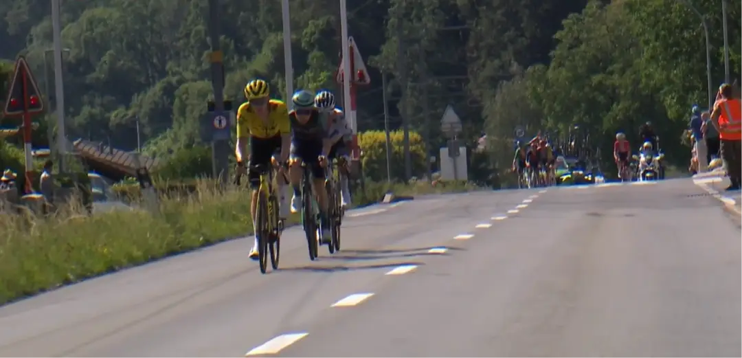 Bart Lemmen lifted the pace, but Lenny Martinez and Nairo Quintana responded immediately. The trio remained at the front of the race for a while, until Martinez launched an attack. The young Frenchman looked destined for victory, but Pogacar reeled him in with just 900 metres remaining.
