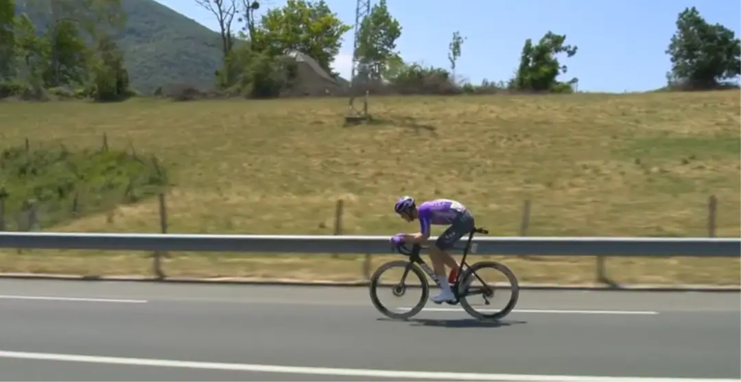 Ben O'Connor in the same riding position as Huub Artz. Did the race commissaires see it?