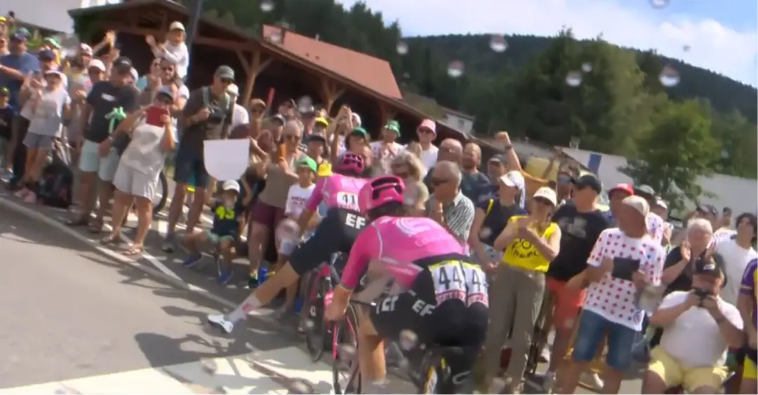Richard Carapaz braked too late, carried too much speed into the corner and went straight on, narrowly avoiding a collision with the spectators.