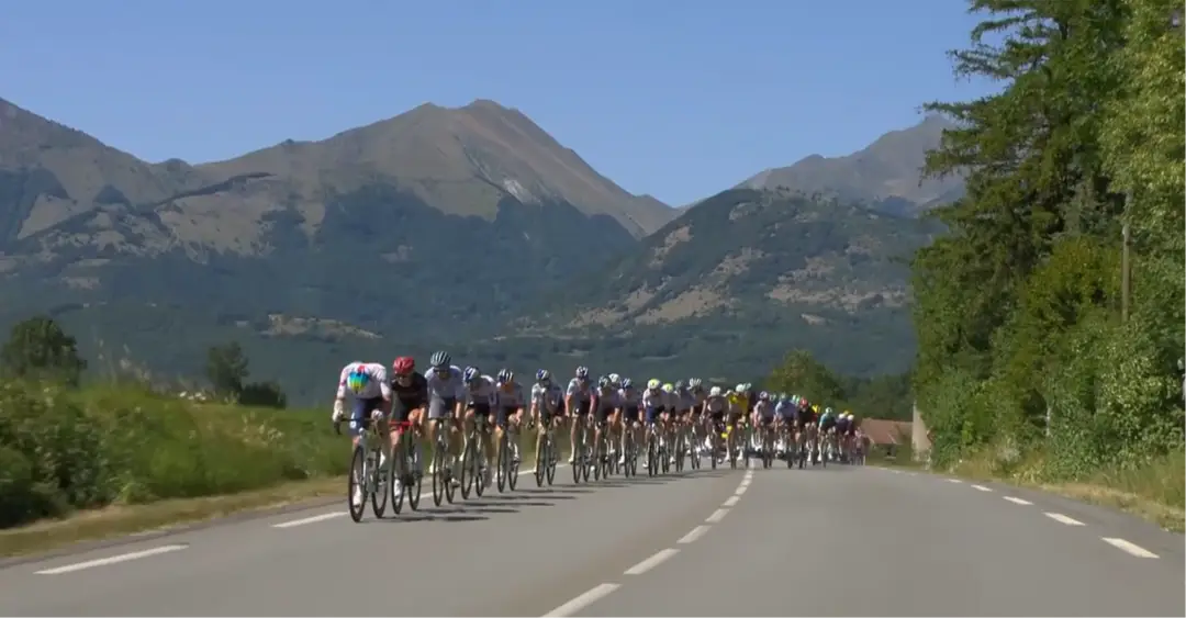 The stunning Alpine scenery contrasts with the moment Pinarello Q36.5, TotalEnergies and Tudor move to the front of the peloton to raise the pace.