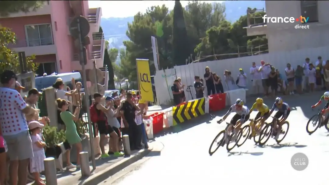 Celia Gery forced her way into the decisive corner before slowing down ahead of race leader Katarzyna Niewiadoma