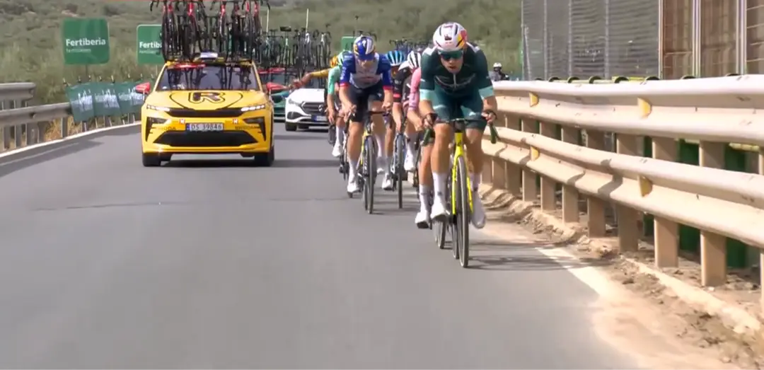 In the closing kilometres of the stage, attacks were flying off the front of the leading group. This was one of the few moments of relative calm, with Van Aert setting a fierce pace to discourage further moves.