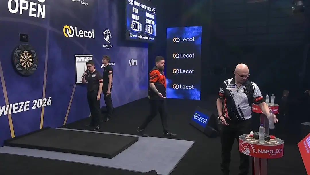 No handshake between Smith and Mansell pre-match