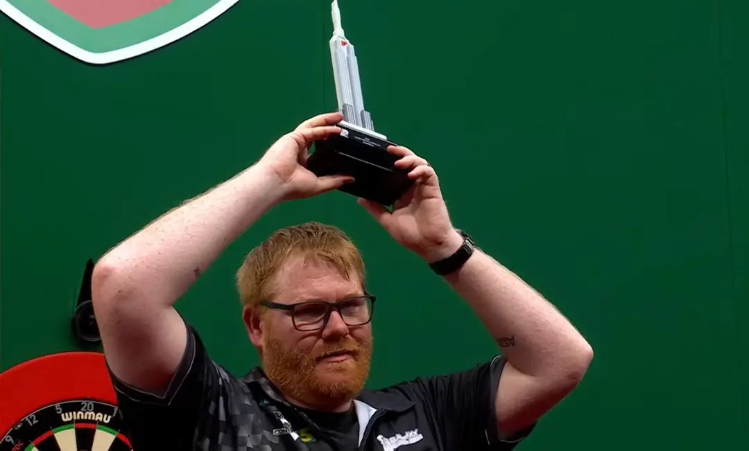 Matt Campbell präsentiert nach Turniersieg der North American Championship 2024 seine Trophäe<br>