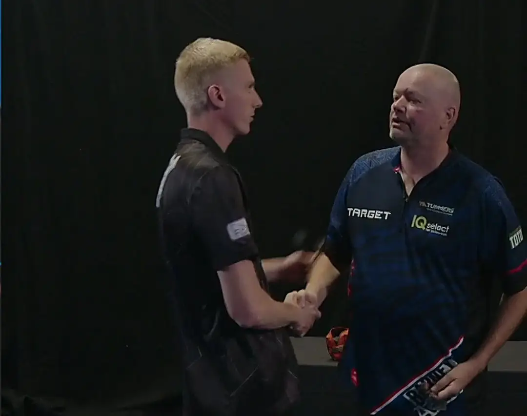 Raymond van Barneveld en Wessel Nijman drukken elkaar de hand na hun wedstrijd in de eerste ronde van PC 21