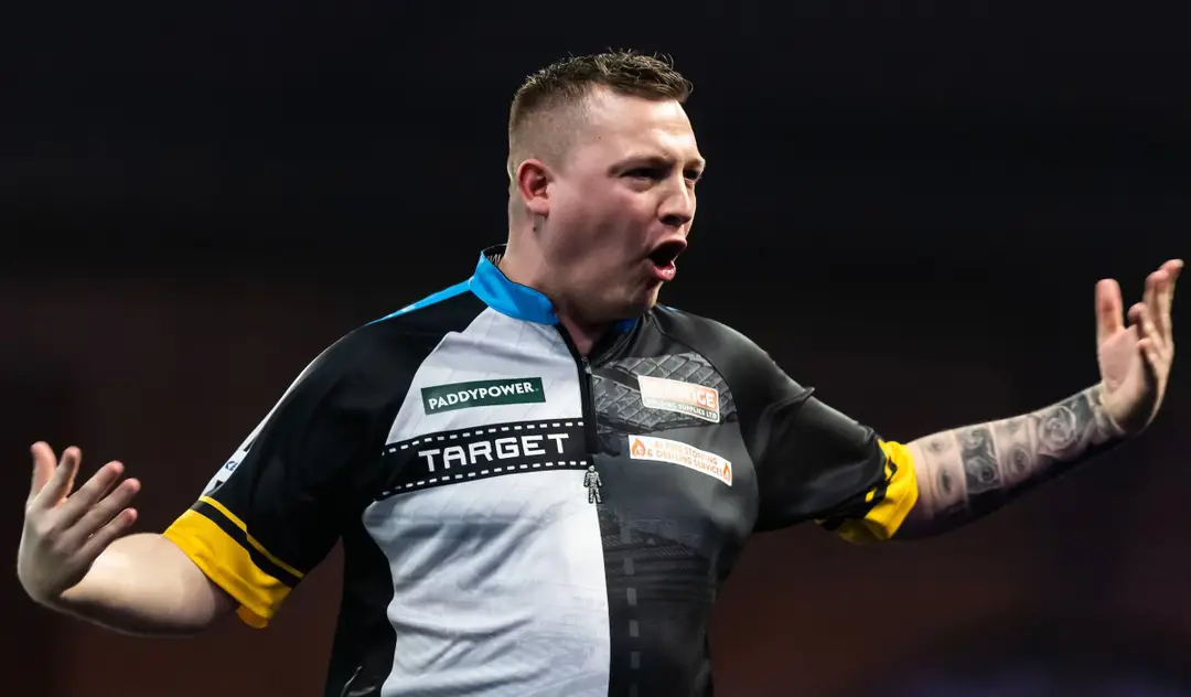 Chris Dobey verloor geen enkele leg tijdens zijn openingswedstrijd op de Bahrain Darts Masters