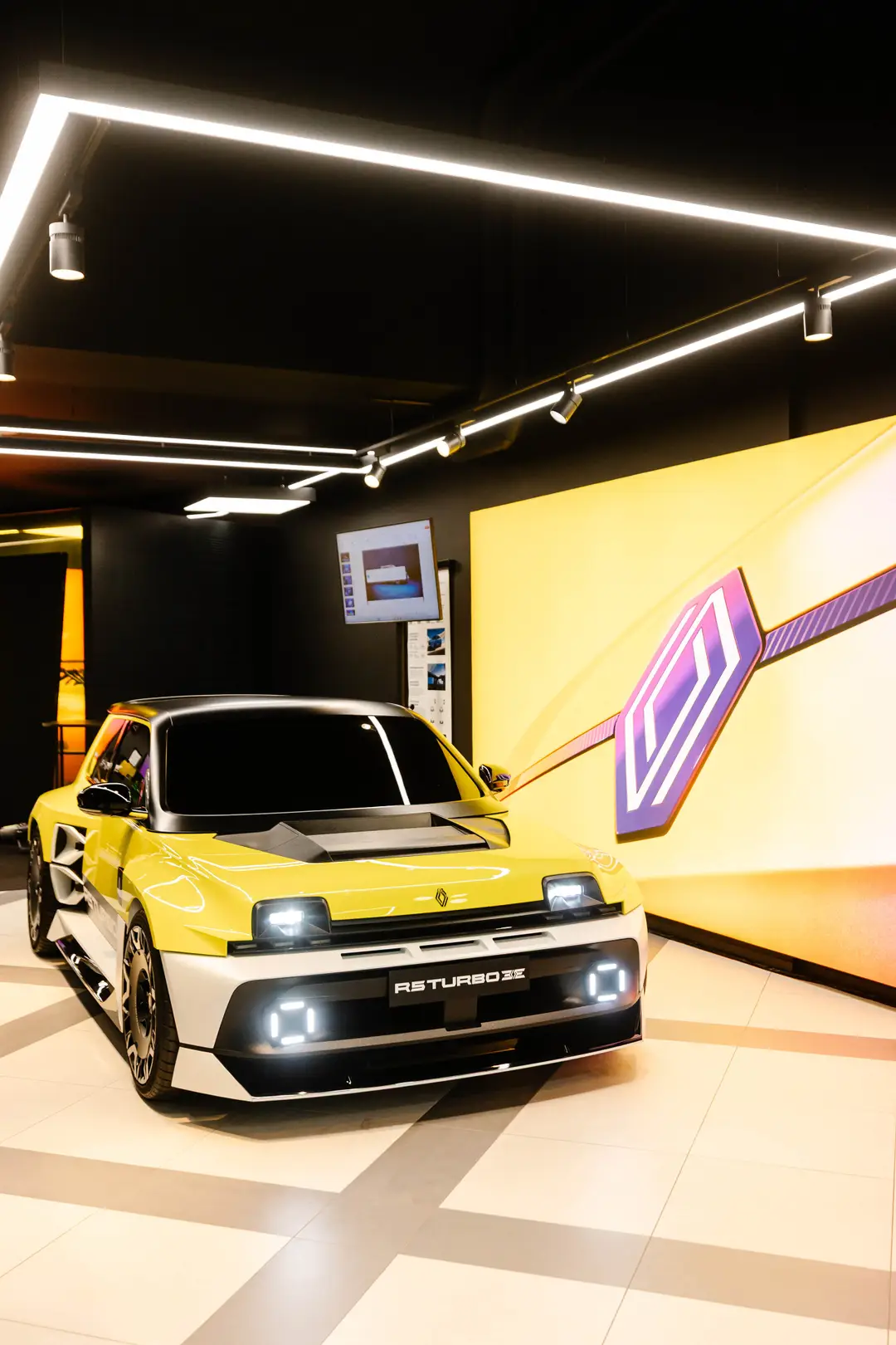 01 spectaculaire renault 5 turbo 3e tijdelijk te zien in rnlt brandstore rotterdam