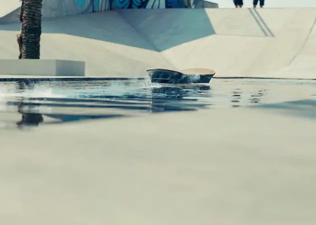 20150804-03-Lexus-laat-zien-dat-het-Lexus-Hoverboard-daadwerkelijk-rijdbaar-is