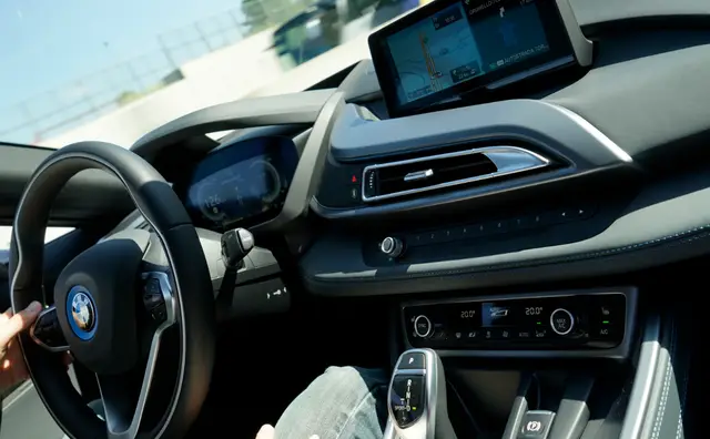 Het dashboard van de BMW i8&nbsp;met een duidelijke BMW signatuur&nbsp;