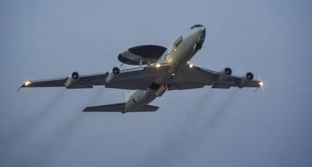De motoren van de AWACS zijn bijzondere luidruchtig.