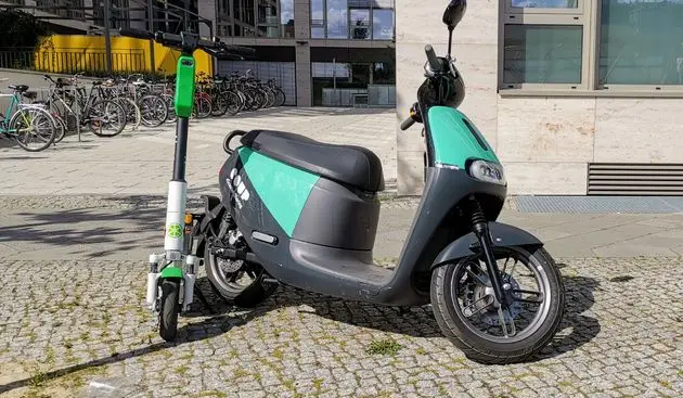 e-Steps en e-Scooters op de hoek van de straat in Berlijn