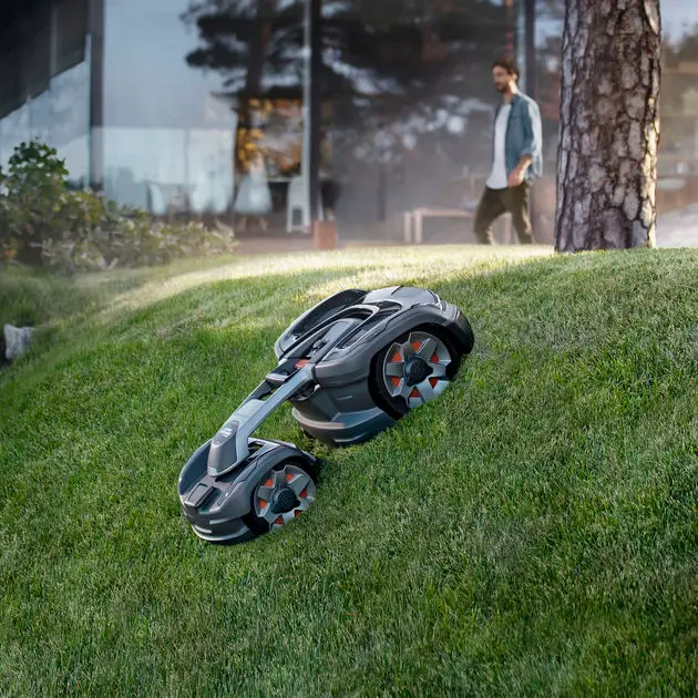<i>Stijle hellingen vormen geen probleem voor de Automower 435X AWD.</i>