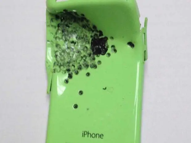 Zo zag de iPhone eruit nadat de kogel erin terecht is gekomen.
