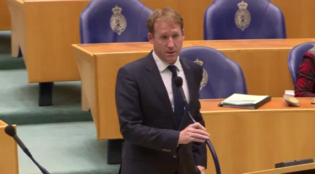 Kees Verhoeven had beter zijn eigen microfoon kunnen krijgen in dit debat.
