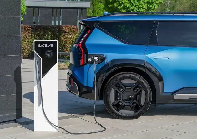 De 4e generatie batterij technologie van de EV9 zorgt voor ultra snel opladen met 800 volt