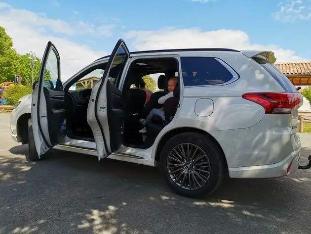 <i>Ook kinderen zitten achterin hoog in de PHEV</i>
