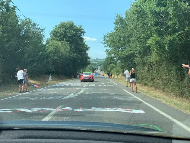 Het is even goed kijken, maar daar zie je de kopgroep.