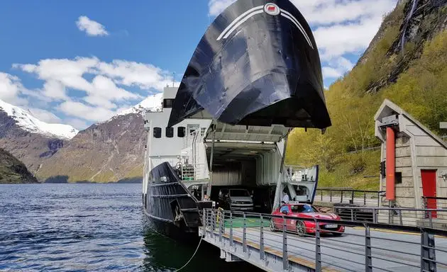 Of met de boot door de fj\u00f6rden varen