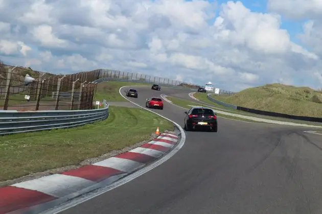 Dit heet een nu een straatje Alfa`s, wie er bij zit geniet zeker!