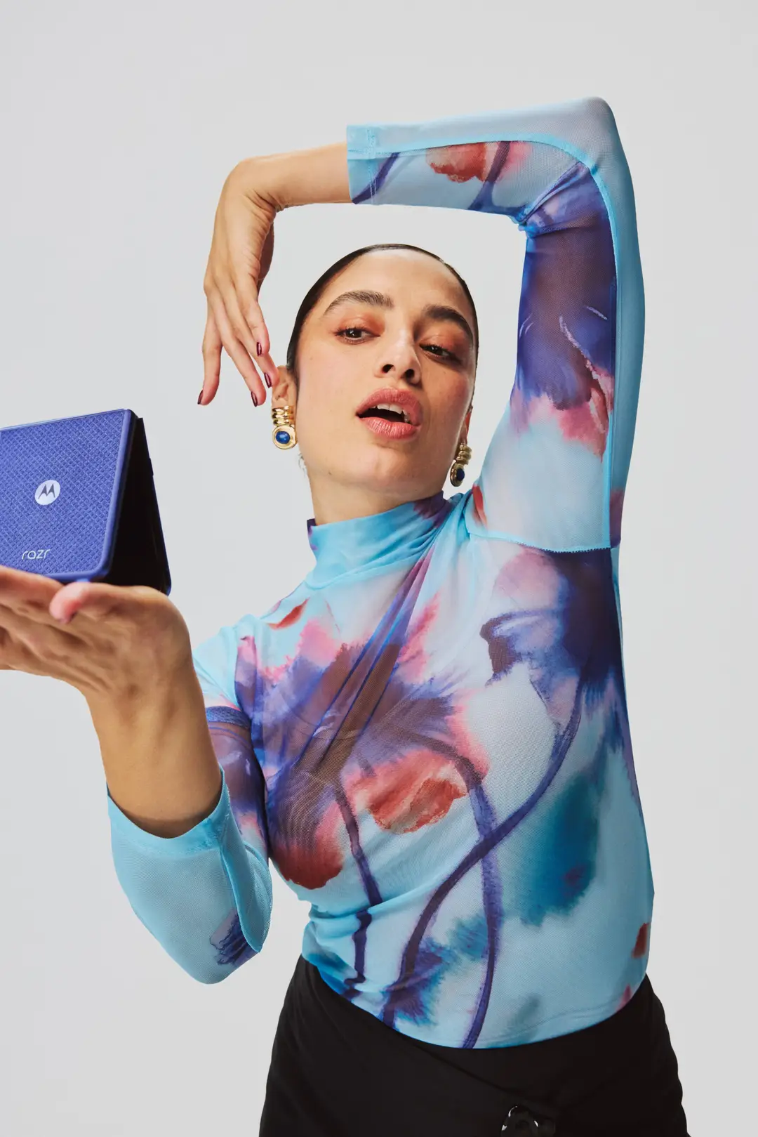 2026_RAZR 70 ULTRA_STUDIO_ORIENT BLUE_SANDRA_0142