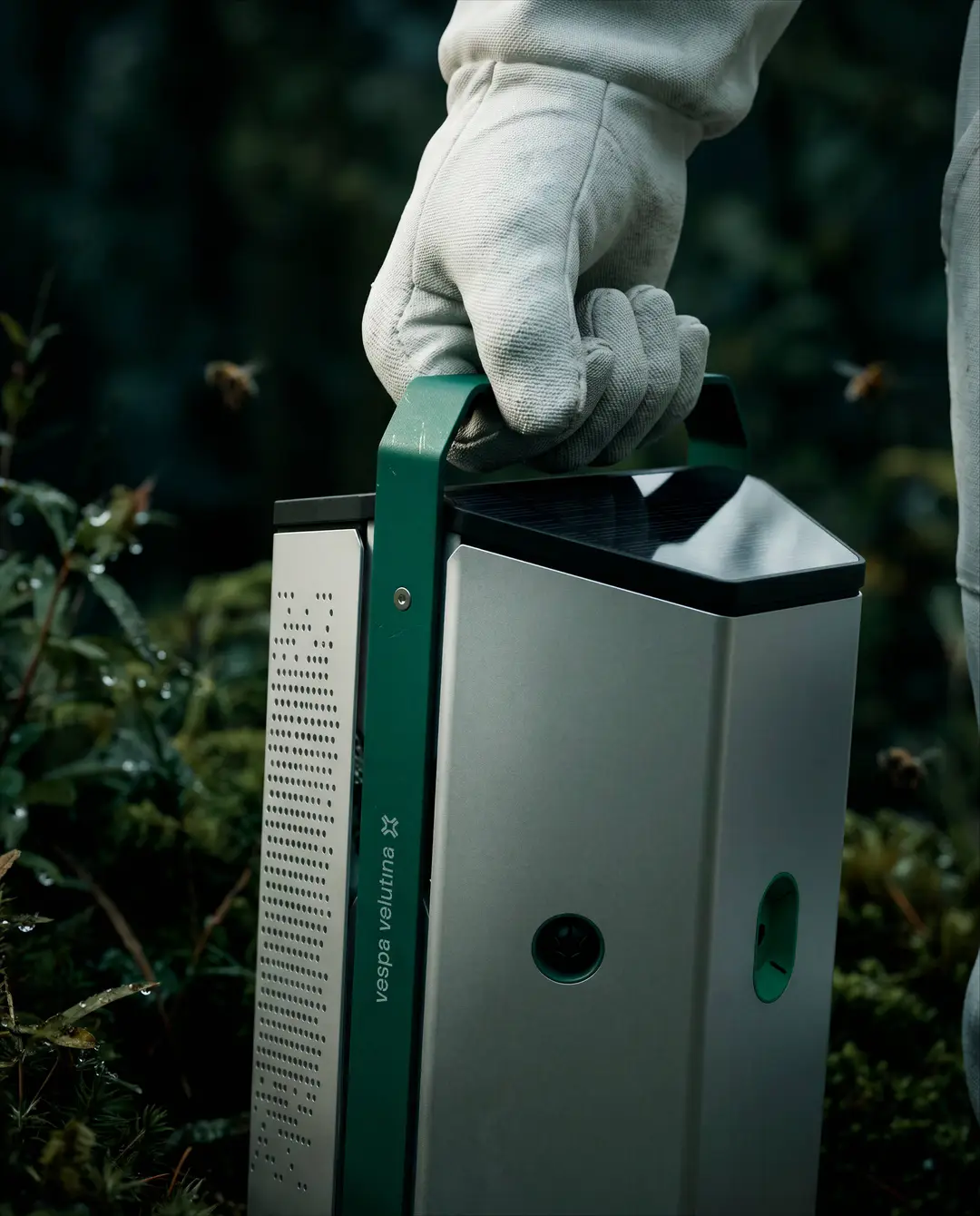 DDW2026_Designing for living systems_hornet trap_beekeeper