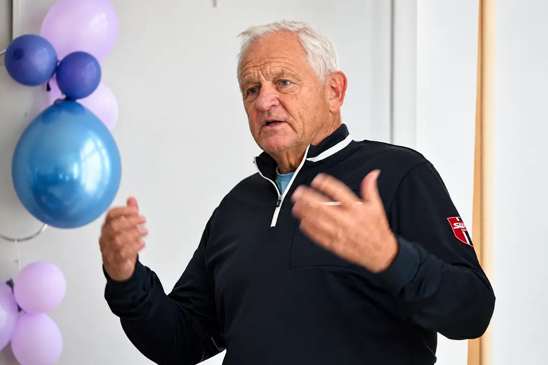 Eldre mann med ballonger og tale