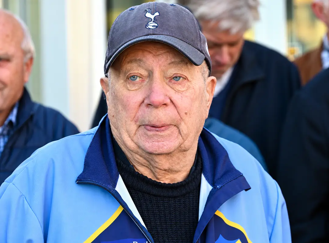 Eldre mann med Tottenham-lue